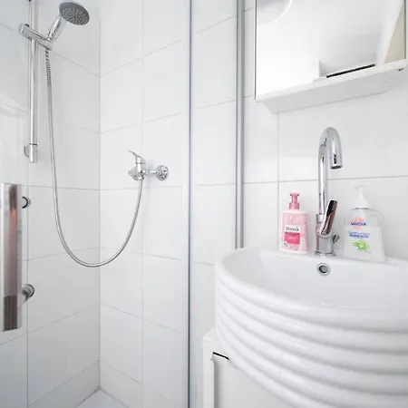 Studio Rosso - Central - Balcony - Trade Fair Apartment *